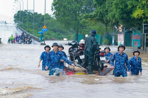Lực lượng Cảnh sát biển hỗ trợ người dân Hà Nội di chuyển qua vùng ngập sâu