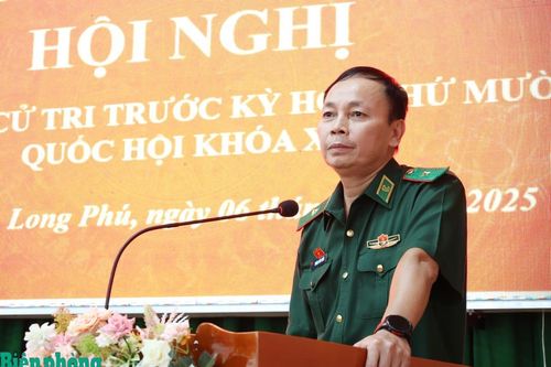 Thiếu tướng Hoàng Hữu Chiến tiếp xúc cử tri An Giang