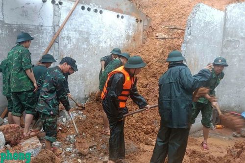 Đồn Biên phòng cửa khẩu Sóc Giang huy động lực lượng tham gia tìm kiếm nạn nhân bị vùi lấp do sạt lở đất