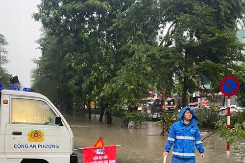 Hà Nội mưa lớn, hàng loạt điểm ngập sâu – người dân được khuyến cáo tránh di chuyển qua khu vực này