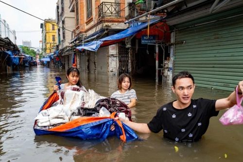 Thủ đô giữa mùa... bơi lội
