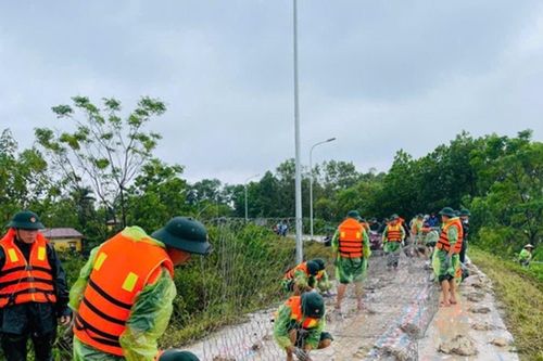 Chủ động '4 tại chỗ' để bảo vệ an toàn các tuyến đê và giao thông trong mưa lũ