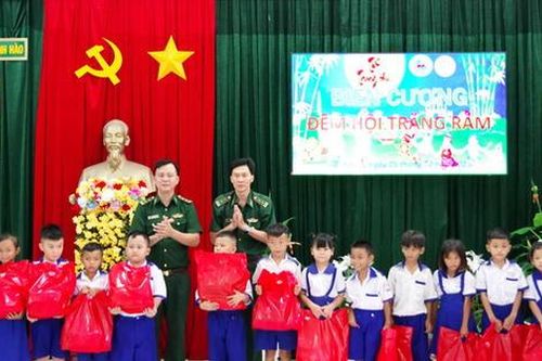 Hơn 3.000 phần quà Trung thu đến với trẻ em vùng biên giới Cà Mau