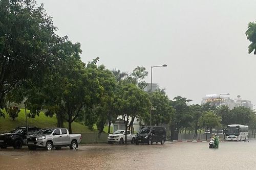 Hà Nội lại ngập nhiều tuyến phố do mưa lớn