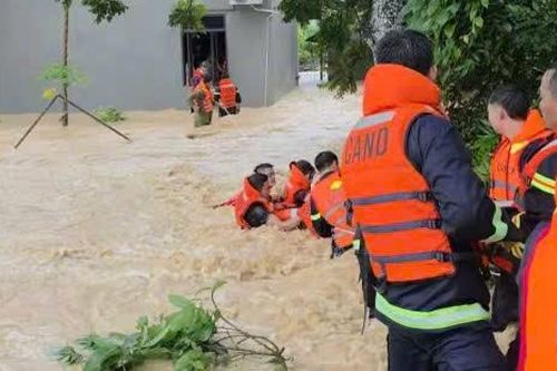 Công an Bắc Ninh kịp thời cứu gia đình 5 người thoát khỏi nước lũ
