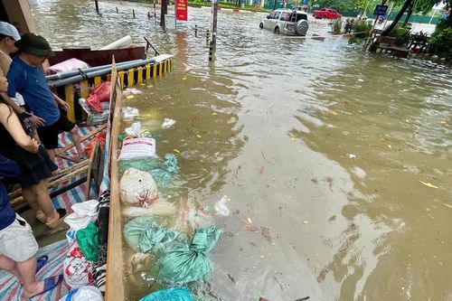 Mưa lớn gây ngập sâu, người dân Hà Nội dựng 'đê' ngăn nước tràn vào nhà, hầm để xe