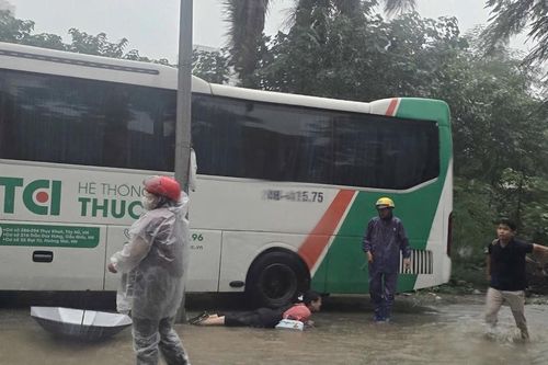 Nhiều người bị ngã khụy khi đi trên phố ngập nước ở Hà Nội nghi do dò rỉ điện
