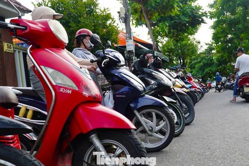 Phụ huynh xếp xe thẳng như căng chỉ trước trường học Đà Nẵng