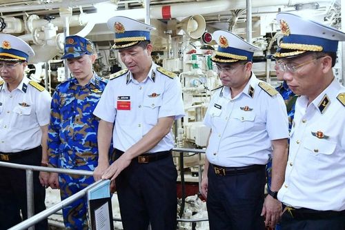 Chính ủy Hải quân kiểm tra chế độ sẵn sàng chiến đấu của bộ đội