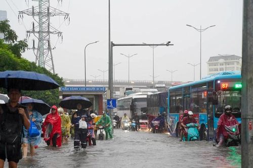 Mưa vượt công suất thoát nước, hồ Hoàn Kiếm nước dâng gần ngưỡng 8m