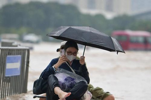 54 điểm ngập sâu ở Hà Nội, người dân di chuyển bằng thuyền ở Mỹ Đình