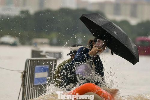 Mưa trắng trời, đường thành sông, người Hà Nội mang thuyền ra phố