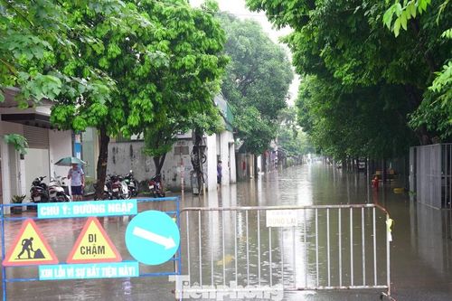 Gần 300 máy bơm hoạt động hết công suất, nhiều nơi ở Hà Nội thoát ngập, thông xe