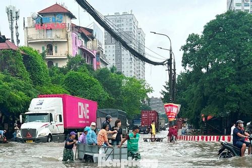 'Hốt bạc' giữa biển nước: Dịch vụ kéo xe 'chạy sô' 200.000 đồng mỗi lượt ở Hà Nội
