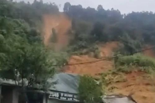CLIP: Kinh hãi cảnh sạt lở làm sập 3 ngôi nhà ở Lào Cai