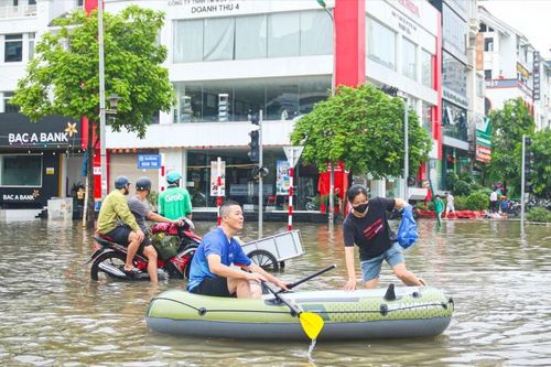 Người Hà Nội góp tiền mua thuyền để vượt lũ giữa lòng Thủ đô