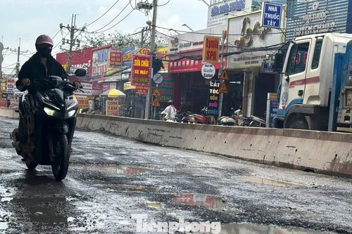 Đường khu Đông TPHCM: Ngập nước, chi chít 'ổ voi, ổ gà'