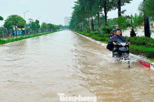 Nước sông Nhuệ dâng cao, tuyến đường 6 làn xe ở Hà Nội hóa thành sông