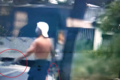 CLIP: Khống chế người đàn ông 'múa dao' gây náo loạn trên đường