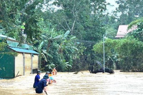 Giải cứu hai ông cháu giữa vòng vây nước lũ ở Tuyên Quang