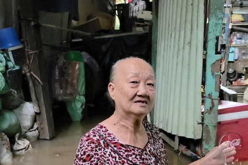 Triều cường lên cao, nhà dân ở Cần Thơ ngập ngang bụng