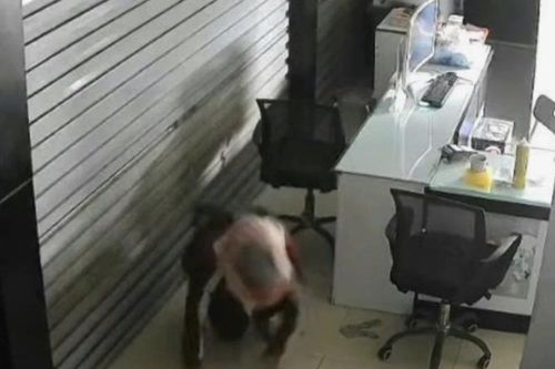 Kẻ bịt mặt từ trần nhà đột nhập cửa hàng điện thoại trộm cắp tài sản