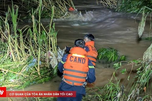 Hàng trăm người tìm kiếm cháu bé 11 tuổi bị lũ cuốn trôi