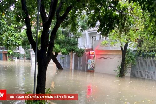 Hoàn lưu bão Matmo gây mưa diện rộng, nhiều tuyến phố Hà Nội lại ngập úng
