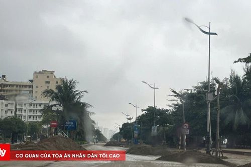 Khối lượng cát khổng lồ tràn lên đường phố Sầm Sơn