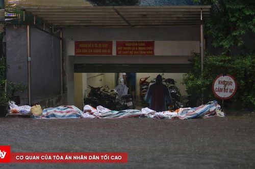 Hình ảnh những 'con đê' bằng bao cát phát huy tác dụng