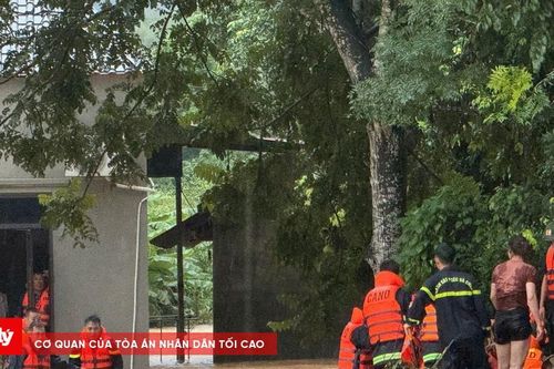Giải cứu người dân bị lũ giữ cô lập