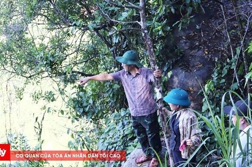Người dân lo lắng khi khối đá khổng lồ trên núi có thể đổ sập bất cứ lúc nào