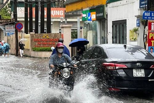 Cố lái xe máy vào vùng ngập nước: Cẩn thận 'sai một ly, đi cả triệu đồng'
