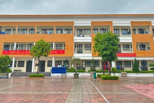 Trường học ở Hà Nội phản hồi về thông tin 'trời mưa vẫn điểm danh, xét đi học muộn'
