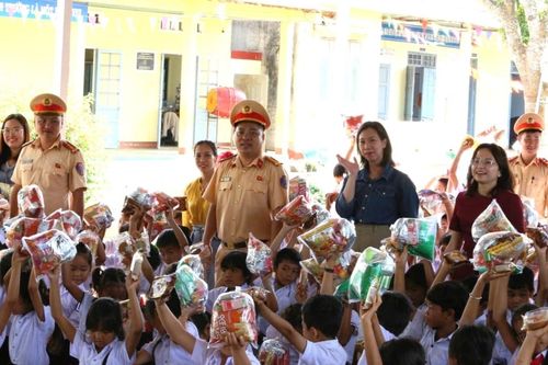 Hơn 400 suất quà cho học trò nghèo, người đồng bào dân tộc thiểu số ở Đắk Lắk