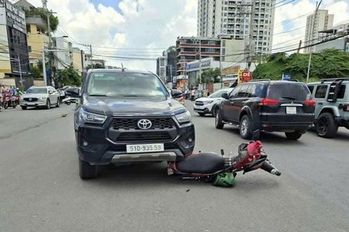 Va chạm ô tô ở TPHCM, tài xế xe ôm công nghệ tử vong bên cạnh thùng giao đồ ăn