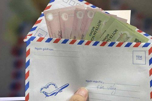 Vì phong bì phúng viếng, chàng trai bị bạn gái dọa chia tay sau đám tang bà nội