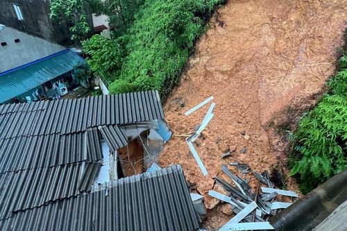 Sạt lở đất vùi lấp khu trọ ở Thái Nguyên, một nam sinh tử vong