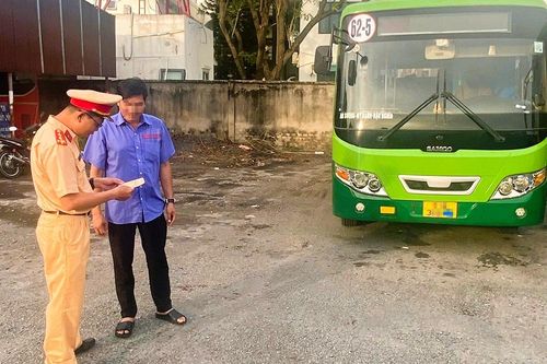 Tài xế lái xe buýt leo vỉa hè ở TPHCM gây bức xúc, lý do đưa ra khó chấp nhận