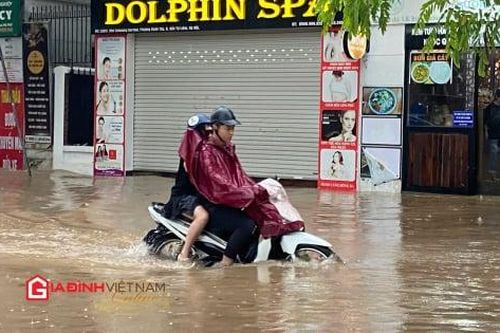 Điều gì xảy ra khi cố lái xe máy vào đường ngập nước?