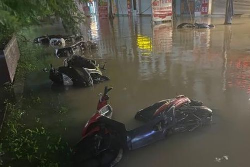 Hà Nội: Đường hóa thành biển nước, xe máy bị nhấn chìm, ô tô leo vỉa hè tránh hư hỏng