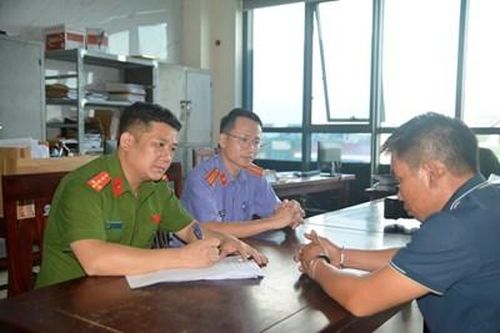 Kiểm sát bắt giữ lái xe vận chuyển pháo nổ và hồng phiến