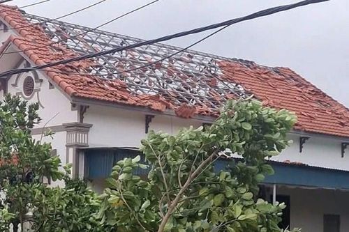 Lốc xoáy rạng sáng gây thiệt hại nhiều nhà dân và trường học tại Hải Phòng