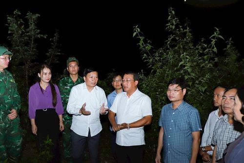 Chủ tịch UBND tỉnh Nghệ An khảo sát địa điểm xây dựng tái định cư cho người dân ở xã biên giới Mường Típ