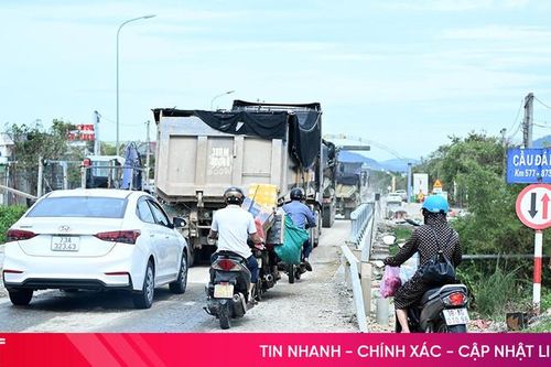 Giao thông ùn tắc khi thi công sửa chữa cầu trên quốc lộ 1