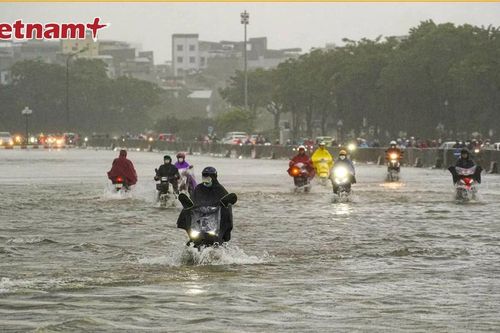 Hà Nội lại chứng kiến cảnh 'phố cũng như sông' trong trận mưa to ngày 7/10