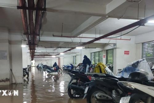 Người dân khu chung cư 'rốn' ngập tại Hà Nội linh hoạt ứng phó khi mưa lớn