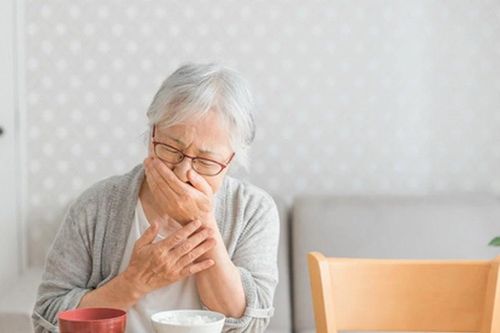 Vì sao người cao tuổi khi ăn dễ bị mắc nghẹn và cách xử trí?