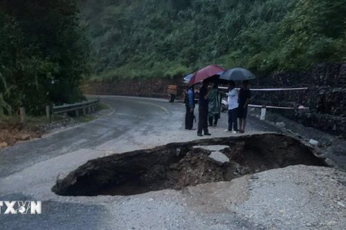 Thái Nguyên: Xuất hiện hố sụt lớn tại Quốc lộ 3B, giao thông gián đoạn hoàn toàn