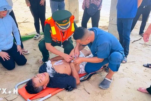 Quảng Trị: Khẩn trương đưa ngư dân bị bệnh nặng trên biển vào bờ cấp cứu